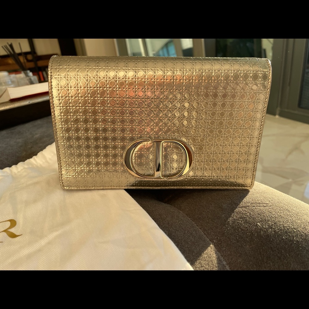 Dior Clutch / Belt Bag Metallic Gold Microcannage Calfskin

2-IN-1 30 MONTAIGNE